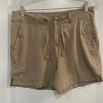 Magellan Outdoors Ladies Light Weight Shorts Size Medium Pre-owned. Price: $11.90.